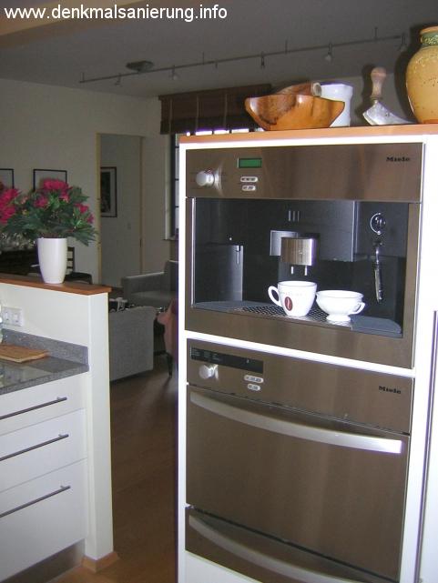 hochwertige Küchenausstattung mit integrierter Kaffeemaschine und Dampfgarer