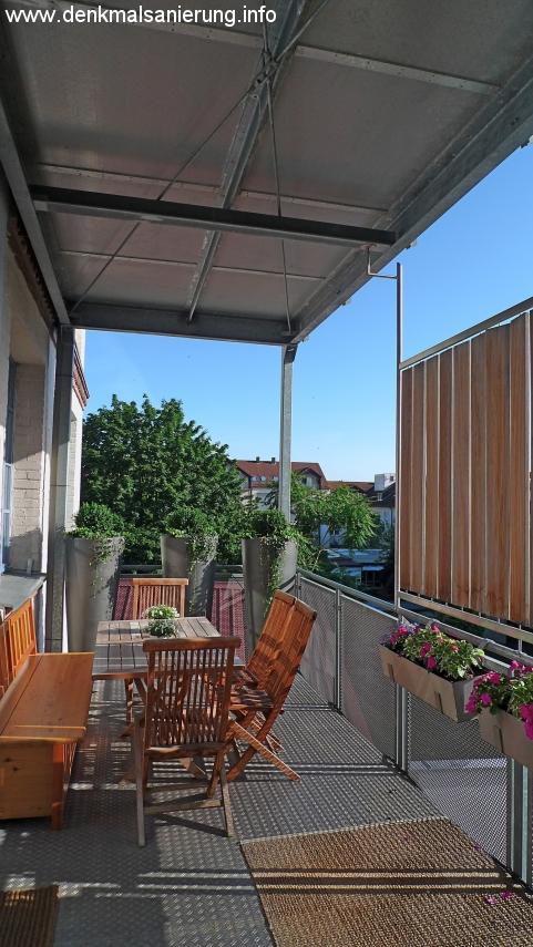 großer Balkon mit schönem Blick