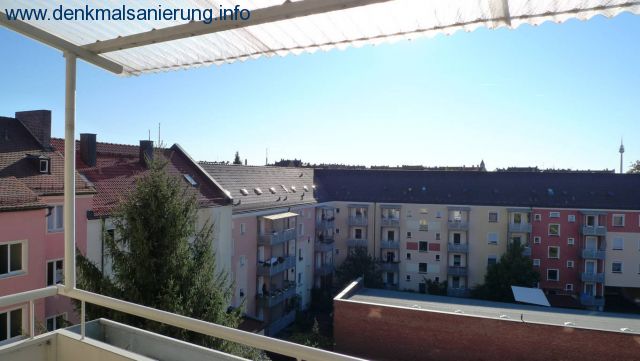 Balkon mit Blick über die Stadt